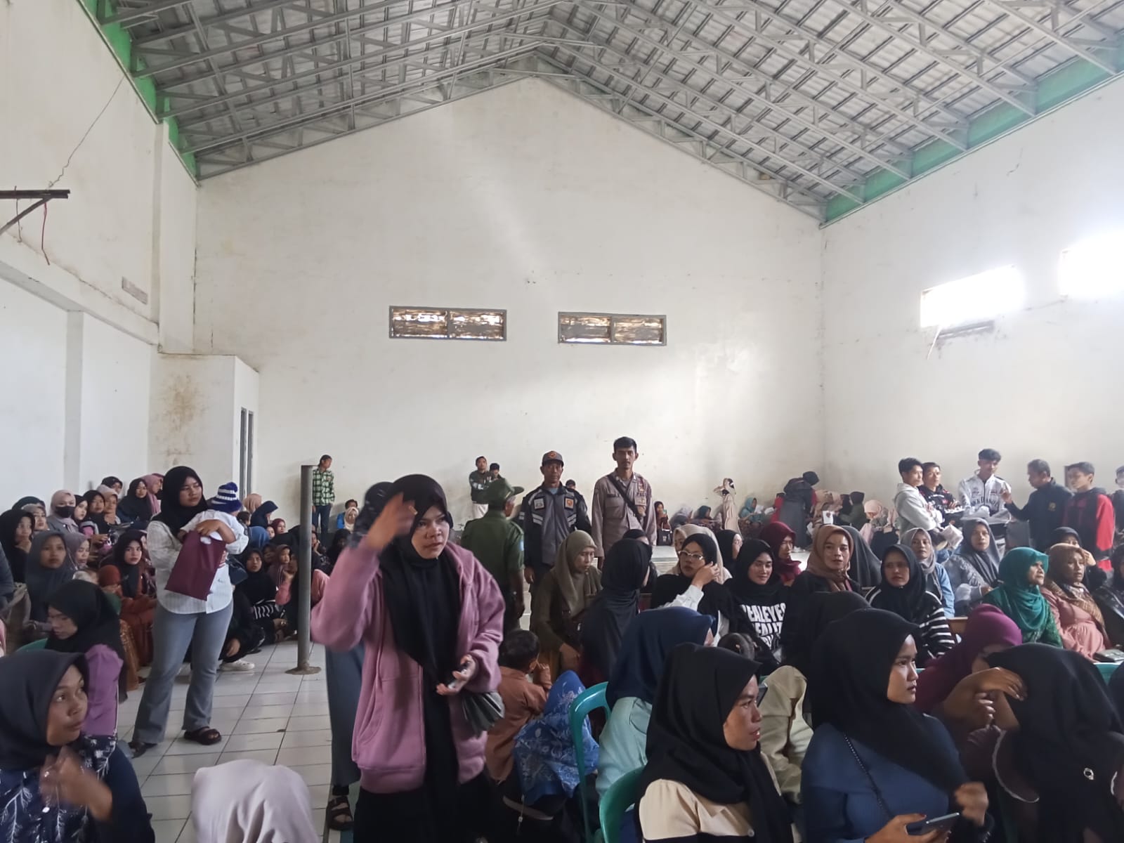 Polsek Banjarwangi Amankan Penyaluran BLT Kesra di Desa Tanjungjaya Garut